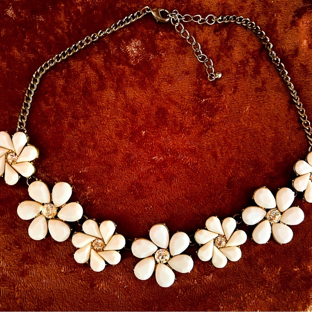 Daisy statement necklace. - Picture 2 of 2